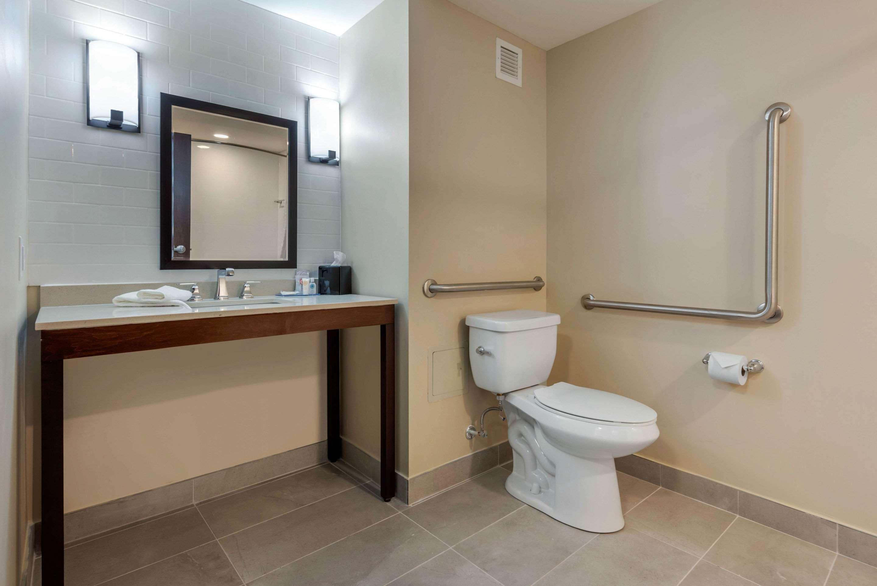 Comfort Inn & Suites Greater Napanee Экстерьер фото