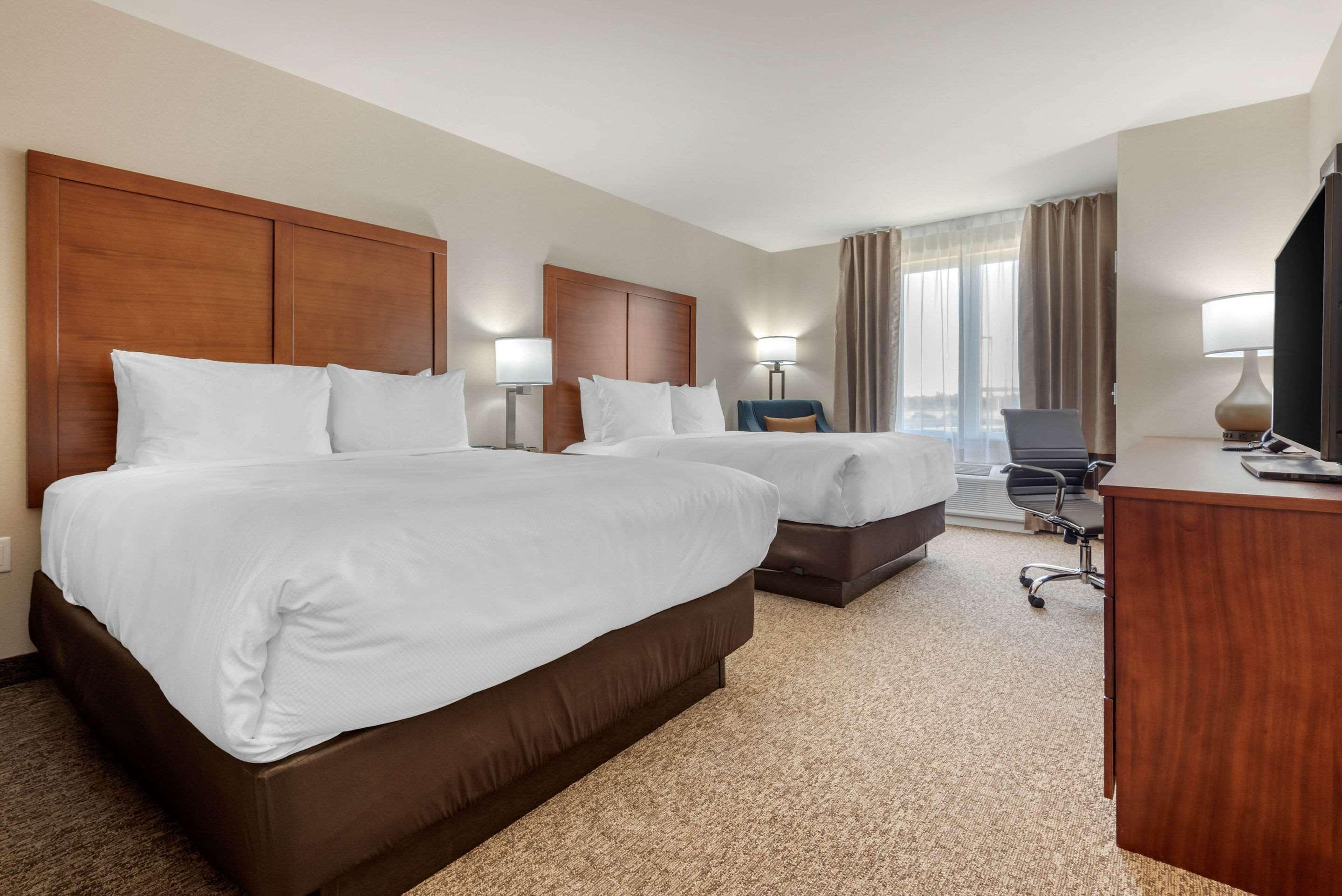 Comfort Inn & Suites Greater Napanee Экстерьер фото