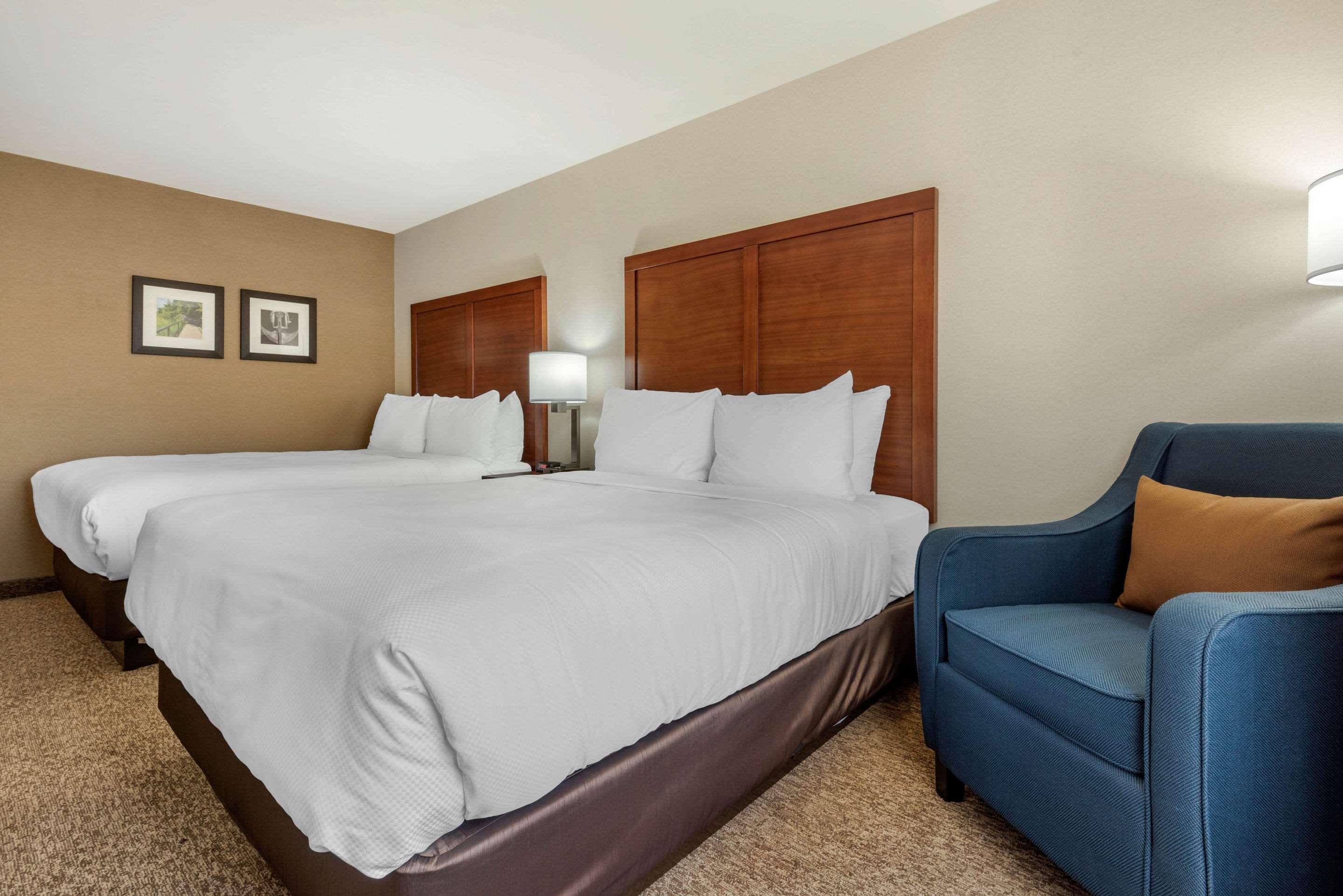 Comfort Inn & Suites Greater Napanee Экстерьер фото