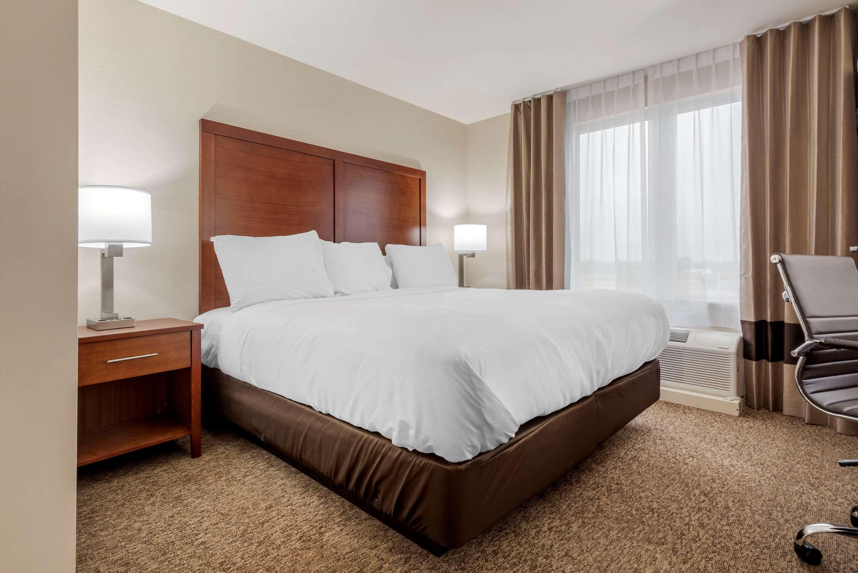 Comfort Inn & Suites Greater Napanee Экстерьер фото