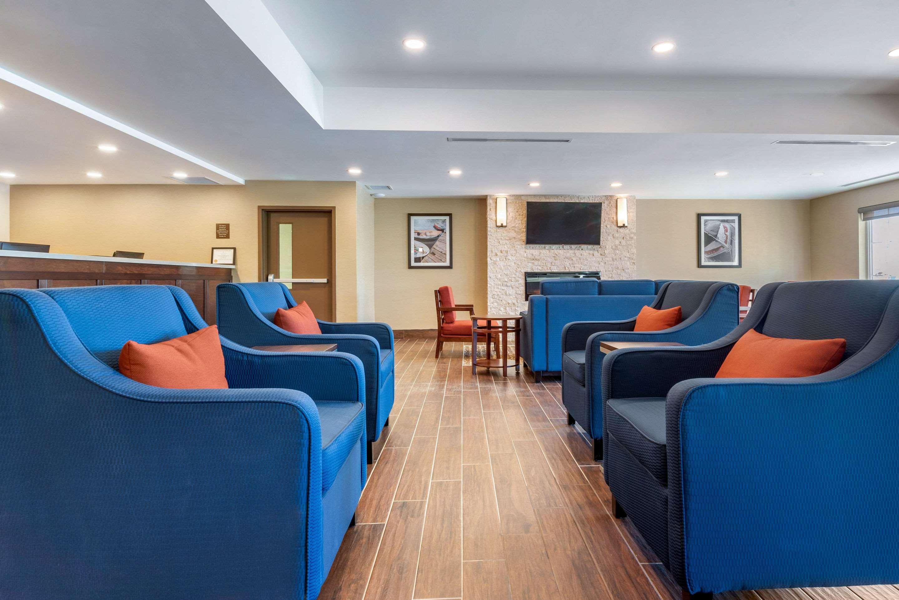 Comfort Inn & Suites Greater Napanee Экстерьер фото