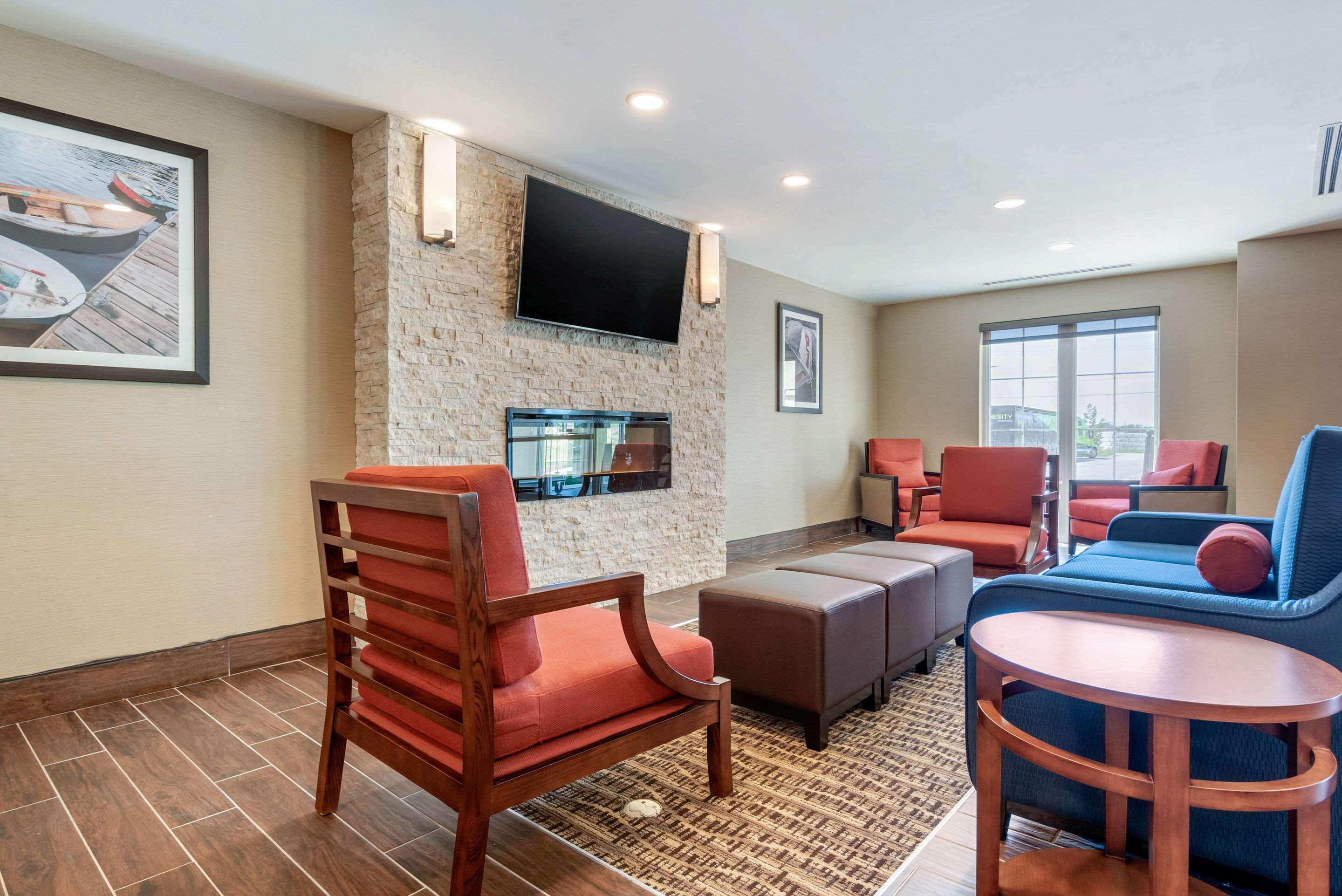 Comfort Inn & Suites Greater Napanee Экстерьер фото