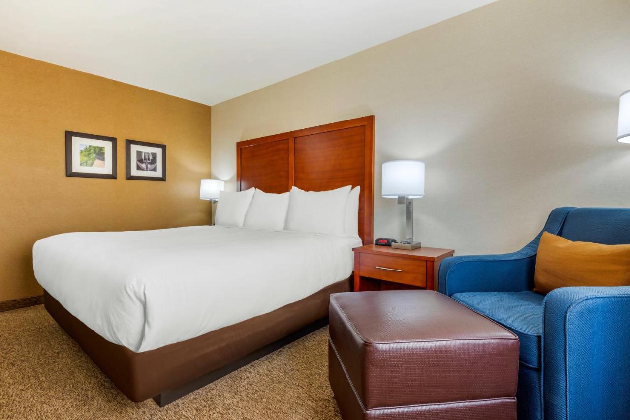 Comfort Inn & Suites Greater Napanee Экстерьер фото